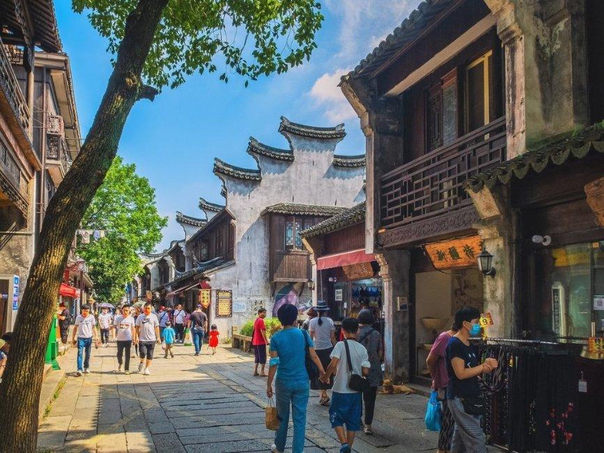 小区里面地下停车库是一间一间的,然自家合理安排使用,然后安装了门,现在物业说违反了物业管理法77条-全方位有问必答平台