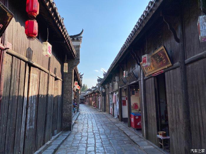 家里床铺上、地上频繁出现这种虫子，请问是啥虫子？好可怕...怎么消灭？在线等